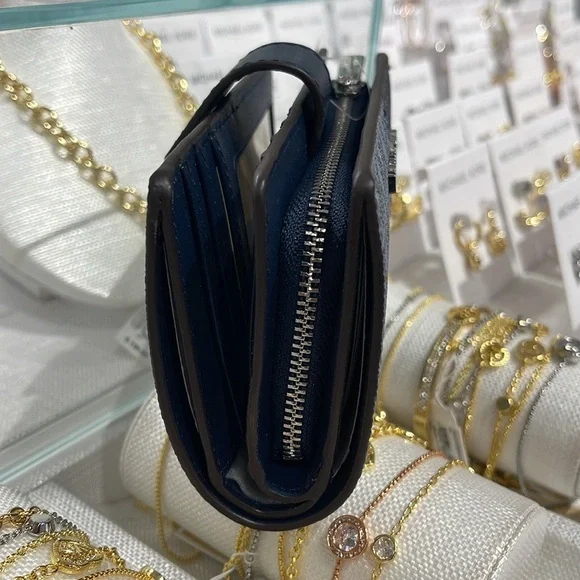 Michael Kors Jet Set Medium Two-Tone Logo Bifold Wallet
Navy Multi 
NWT - Picture 9 of 16